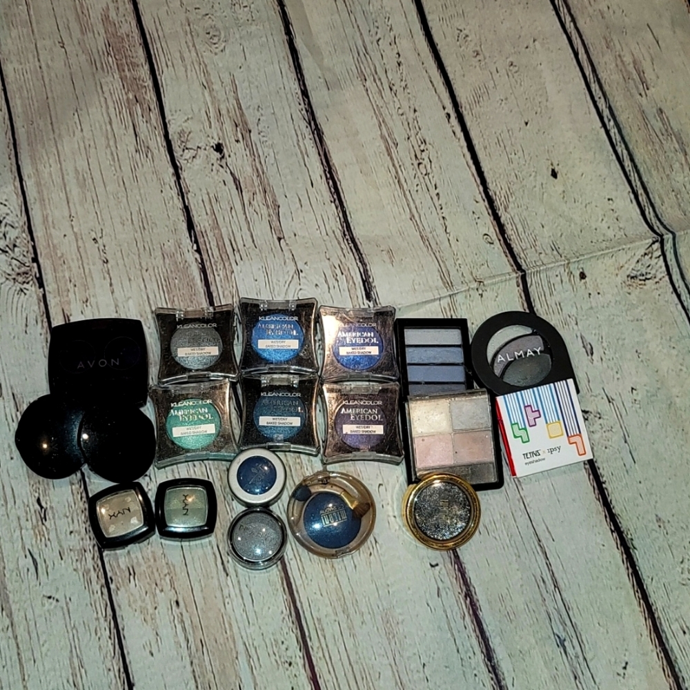 Random eyeshadow bundle